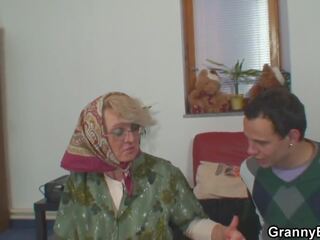Vientuļš 60 gadiem vecs vecmāmiņa pleases a svešinieks