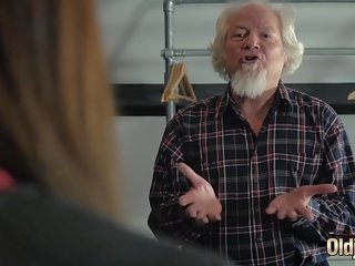 Starý otec fucks a attractive mladý násťročné pička a dáva ju orál creampie