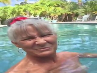 反常 奶奶 leilani 在 該 水池, 免費 色情 69 | 超碰在線視頻