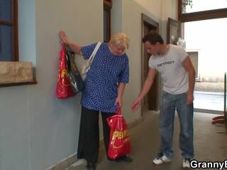 Silmapaistev blond vanaemake pleases õnnelik mees jaoks aitama