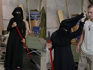 Tour kohta pepu - moslem naine sweeping põrandal saab noticed poolt kirglik ameerika sõdur