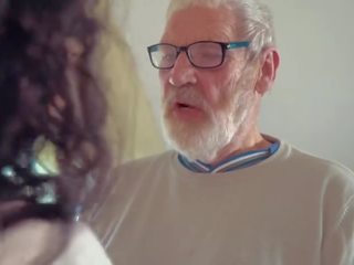 Charmant tiener geneukt door groot snavel grootvader cums in haar mond met cumplay