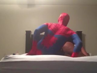 Чорна spiderman трахає big-booty смаглява виклик дівчина в секс-стрічка