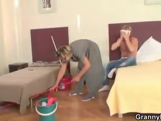 Full-blown housemaid отримує її манда заповнений з manhood